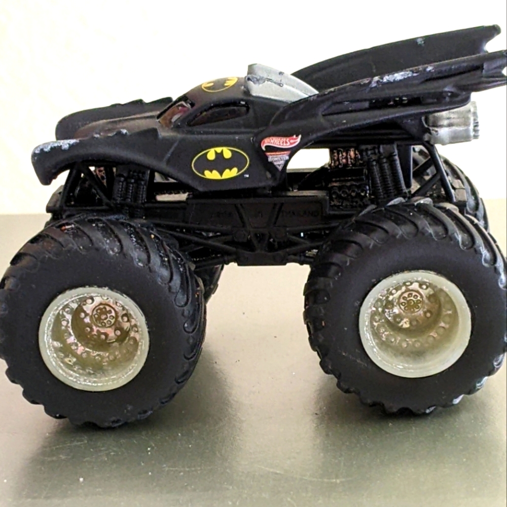 🚍 BATMAN HOT WHEELS MONSTER JAM BATMOBILE 2 TIME RACING CHAMPION